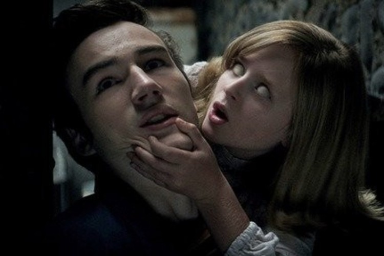 Halloween akan hadir dalam waktu dekat. Nah untuk menambah suasana mencekam saat malam Halloween, gimana kalau nonton film horor di Netflix ini.