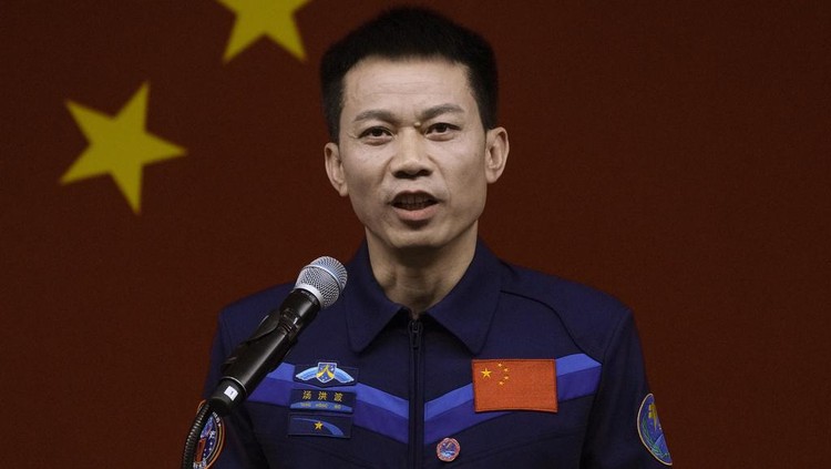 3 Astronaut China Siap Hadapi Tugas Menantang di Stasiun Luar Angkasa Chinese astronauts for the Shenzhou-17 mission, from left, Jiang Xinlin, Tang Hongbo and Tang Shengjie wave as they arrive for a send-off ceremony for their manned space mission at the Jiuquan Satellite Launch Center in northwestern China, Thursday, Oct. 26, 2023. (AP Photo/Andy Wong)