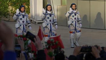 Astronaut Tiongkok untuk misi Shenzhou-17, dari kiri, Jiang Xinlin, Tang Hongbo dan Tang Shengjie melambai saat upacara pelepasan misi luar angkasa berawak di Pusat Peluncuran Satelit Jiuquan, China, Kamis (26/10/2023).
