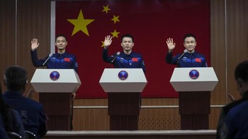 Sedangkan Tang Shengjie dan Jiang Xinlin adalah pendatang baru di luar angkasa. Mereka bergabung dengan angkatan ketiga astronaut Tiongkok pada September 2020.