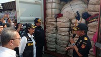 Penindakan dilakukan di Tempat Penimbunan Pabean (TPP) Direktorat Jenderal Bea dan Cukai (DJBC) Kementerian Keuangan, Bekasi, Kamis (26/10/2023).  