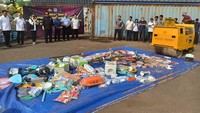Berdasarkan pantauan detikcom di lokasi barang bekas ilegal yang berhasil disita mulai dari karpet, sejadah, baju anak-anak, dispenser, sepeda, ban mobil, velg mobil, produk makanan dan minuman hingga kosmetik.  