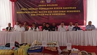 Menteri Perdagangan Zulkifli Hasan atau akrab disapa Zulhas mengatakan barang bekas ilegal ini merupakan gabungan hasil temuan dari Direktorat Jenderal Bea dan Cukai Kementerian Keuangan, Bareskrim Polri, dan Direktorat Jenderal Perlindungan Konsumen dan Tata Tertib Niaga (PKTN) Kementerian Perdagangan (Kemendag).  