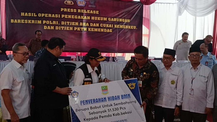 Pemerintah memusnahkan barang bukti hasil penindakan barang impor bekas ilegal senikai hampir Rp 50 miliar. Barang yang dimusnahkan berupa pakaian hingga elektronik.