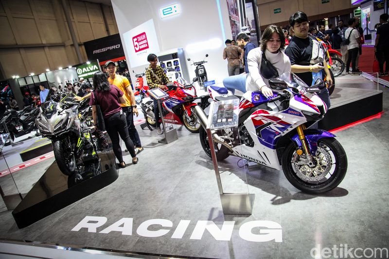Pameran Motorcycles Show atau IMOS 2023 berlangsung mulai dari tanggal 25-29 Oktober 2023. Panitia menargetkan 6 ribu sepeda motor terjual ke pengunjung.
