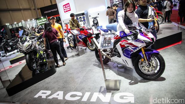 Pameran Motorcycles Show atau IMOS 2023 berlangsung mulai dari tanggal 25-29 Oktober 2023. Panitia menargetkan 6 ribu sepeda motor terjual ke pengunjung.