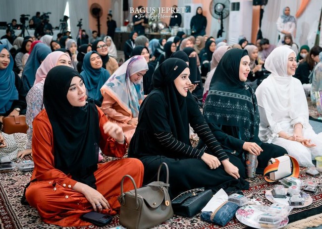 Dikabarkan tengah dekat dengan adik ipar Aurel, Thariq Halilintar, kehadiran Aaliyah pun berhasil curi atensi. Tampil beda, Aaliyah tampak mengenakan hijab di acara pengajian tersebut. Foto: Instagram/@aurelie.hermansyah
