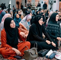 Dikabarkan tengah dekat dengan adik ipar Aurel, Thariq Halilintar, kehadiran Aaliyah pun berhasil curi atensi. Tampil beda, Aaliyah tampak mengenakan hijab di acara pengajian tersebut. Foto: Instagram/@aurelie.hermansyah