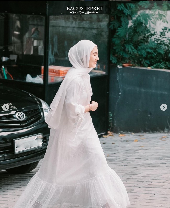 Aaliyah tampil cantik mengenakan pakaian serba putih. Penampilannya itu dipermanis dengan beberapa gelang yang melilit di tangannya. Foto: Instagram/@aaliyah.massaid