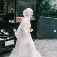 Aaliyah tampil cantik mengenakan pakaian serba putih. Penampilannya itu dipermanis dengan beberapa gelang yang melilit di tangannya. Foto: Instagram/@aaliyah.massaid