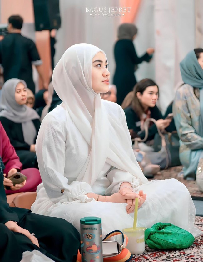 Terlihat Aaliyah yang mengikuti acara pengajian dengan serius. Ia duduk bersila bersama dengan para tamu undangan lain yang hadir. Foto: Instagram/@aaliyah.massaid