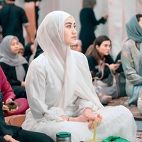 Terlihat Aaliyah yang mengikuti acara pengajian dengan serius. Ia duduk bersila bersama dengan para tamu undangan lain yang hadir. Foto: Instagram/@aaliyah.massaid