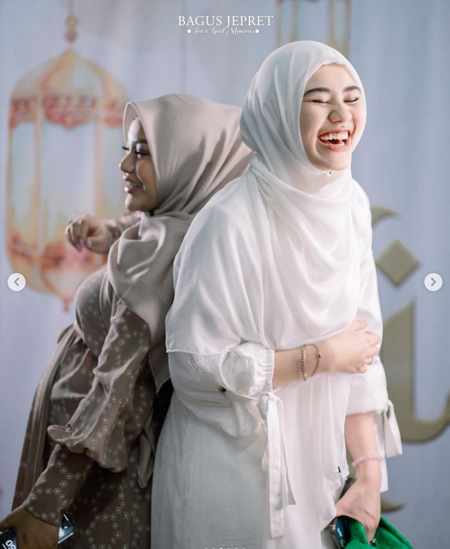 Berpose bersama Aurel Hermansyah, Aaliyah tampak memamerkan tawa sumringahnya. Tampil cantik berhijab, penampilan Aaliyah pun banjir pujian netizen. Foto: Instagram/@aaliyah.massaid