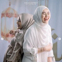 Berpose bersama Aurel Hermansyah, Aaliyah tampak memamerkan tawa sumringahnya. Tampil cantik berhijab, penampilan Aaliyah pun banjir pujian netizen. Foto: Instagram/@aaliyah.massaid