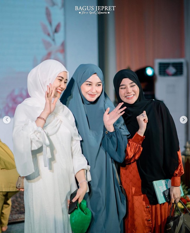 Potret Aaliyah saat berpose bersama tamu undangan lain di pengajian jelang persalinan Aurel Hermansyah. Terlihat Aaliyah yang tersenyum lebar sambil melambaikan tangan. Foto: Instagram/@aaliyah.massaid