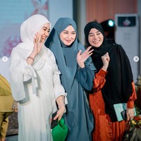 Potret Aaliyah saat berpose bersama tamu undangan lain di pengajian jelang persalinan Aurel Hermansyah. Terlihat Aaliyah yang tersenyum lebar sambil melambaikan tangan. Foto: Instagram/@aaliyah.massaid