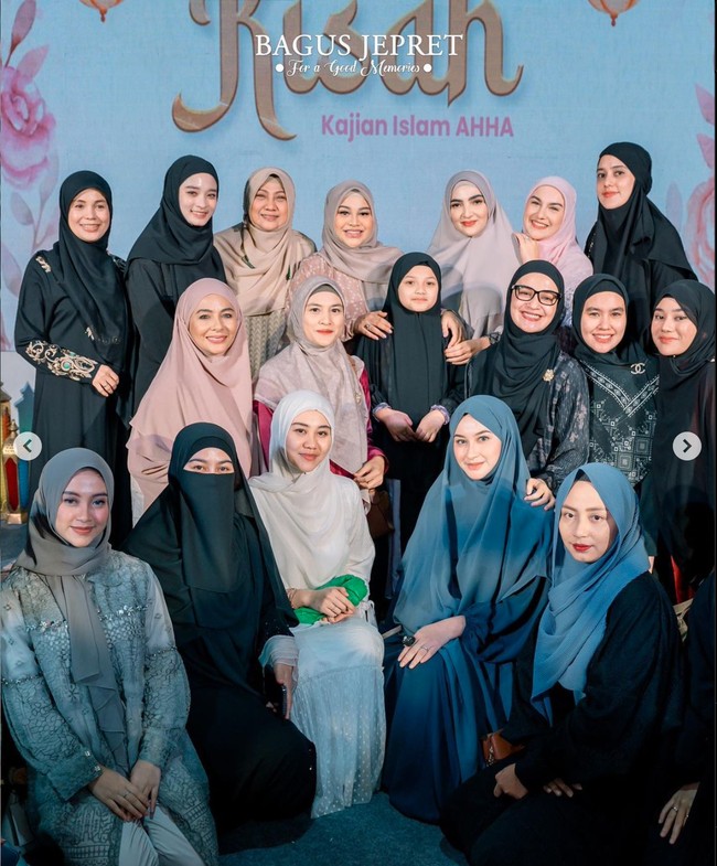 Jelang lahiran anak kedua yang tinggal menghitung minggu, Aurel Hermansyah menggelar acara pengajian. Terlihat acara tersebut ramai dihadiri oleh keluarga dan sejumlah rekan artis, salah satunya Aaliyah Massaid. Foto: Instagram/@aaliyah.massaid