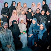 Jelang lahiran anak kedua yang tinggal menghitung minggu, Aurel Hermansyah menggelar acara pengajian. Terlihat acara tersebut ramai dihadiri oleh keluarga dan sejumlah rekan artis, salah satunya Aaliyah Massaid. Foto: Instagram/@aaliyah.massaid