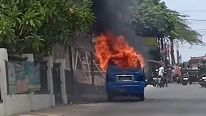 Angkot Terbakar di Jalan Parung Bogor, Api Membumbung (dok Istimewa)