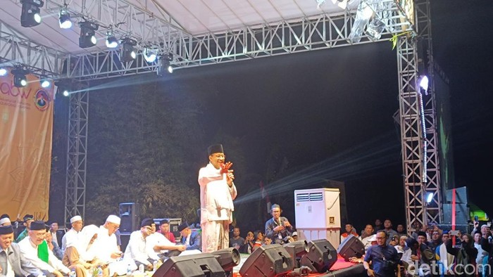 Anies Baswedan di acara Tabligh Akbar di Lapangan Sepakbola Jabon Mekar, Kecamatan Parung, Kabupaten Bogor, Jawa Barat,
