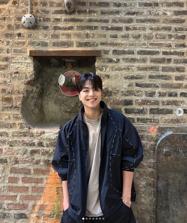 Grup KPop iKON resmi debut pada tahun 2015 dengan album berjudul ‘Welcome Back’. Salah satu printilan stiker dari personel iKON, Junhoe menunjukkan gambar toren bertuliskan “Save the Palestine” atau “Selamatkan Palestina.”Foto: Instagram