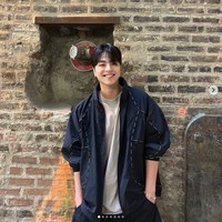 Grup KPop iKON resmi debut pada tahun 2015 dengan album berjudul ‘Welcome Back’. Salah satu printilan stiker dari personel iKON, Junhoe menunjukkan gambar toren bertuliskan “Save the Palestine” atau “Selamatkan Palestina.”Foto: Instagram