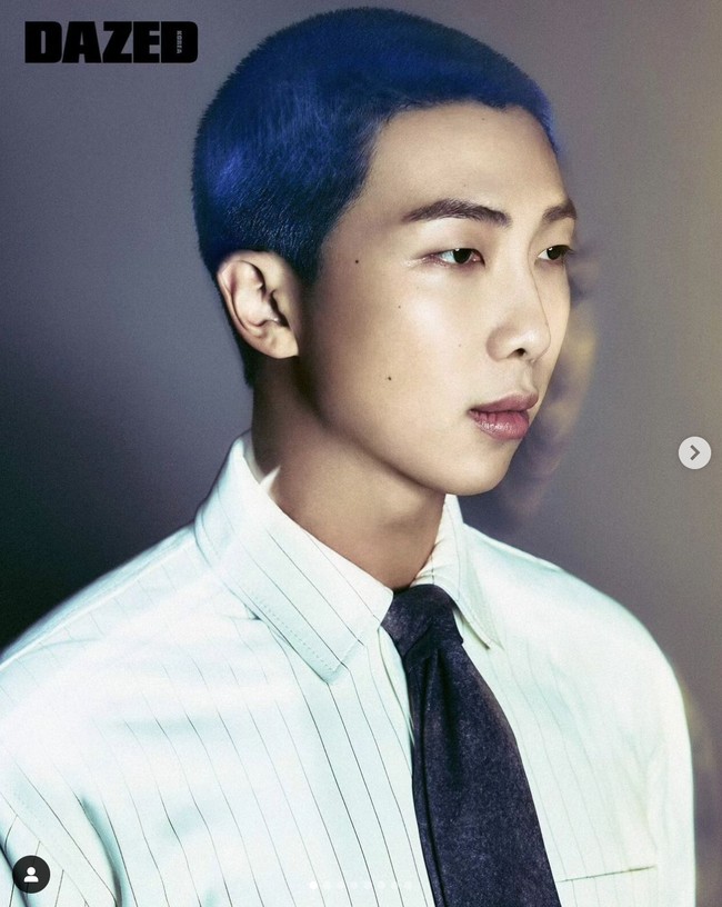 RM BTS mengunggah Instagram Story saat pergi ke pameran seni yang diadakan seorang seniman asal Palestina, Fayez Barakat. Leader grup BTS itu diduga pro Palestina. Terlebih memiliki dua karya seniman Banksy, yang meninggalkan mural di tembok pembatas Israel. “Ini Banksy, Palestina,” kata RM BTS saat memamerkan koleksinya di siaran langsung VLIVE.   Foto: Instagram