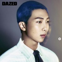 RM BTS mengunggah Instagram Story saat pergi ke pameran seni yang diadakan seorang seniman asal Palestina, Fayez Barakat. Leader grup BTS itu diduga pro Palestina. Terlebih memiliki dua karya seniman Banksy, yang meninggalkan mural di tembok pembatas Israel. “Ini Banksy, Palestina,” kata RM BTS saat memamerkan koleksinya di siaran langsung VLIVE.   Foto: Instagram