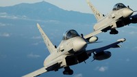 Dua pesawat tempur Eurofighter EF-2000 milik Angkatan Udara Spanyol terbang saat Latihan Militer Ocean Sky 2023.  
