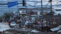 Longsor juga menerjang kios-kios yang berada di pinggir jalan. Reuters/Henry Romero. 
