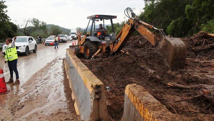 Badai Otis Picu Banjir dan Longsor di Meksiko Badai Otis menerjang Acapulco, Meksiko, Rabu (25/10/2023) waktu setempat. Badai itu memicu banjir dan tanah longsor.
