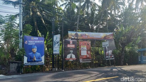 Sejumlah baliho parpol yang diduga melanggar dan tidak berizin di sepanjang jalur Denpasar-Gilimanuk, Kabupaten Jembrana, Rabu (25/10/2023).