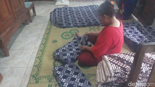 Suasana produksi batik cap di Tirto, Kalurahan Triharjo, Kapanewon Pandak, Kabupaten Bantul, Kamis (26/10/2023).