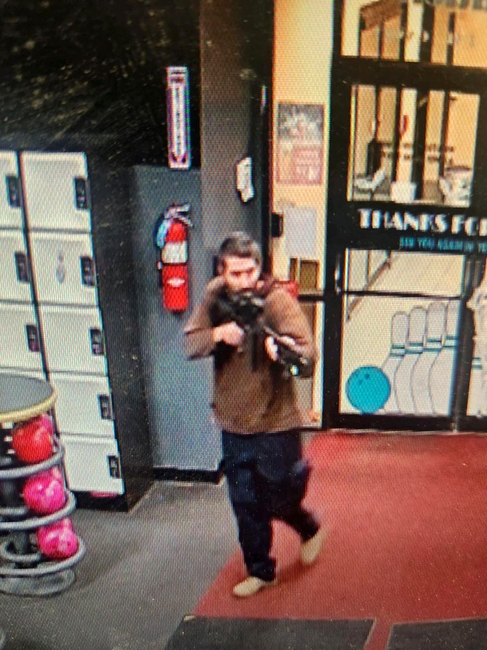 Begini Aksi Pelaku Penembakan Brutal di Maine Amerika Serikat Robert Card diidentifikasi sebagai pelaku penembakan massal di kota Lewiston, Maine, Amerika Serikat. Begini aksi pelaku saat melakukan penembakan hingga menewaskan 22 orang.