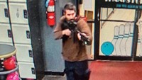 Dalam aksinya, pria yang diidentifikasi sebagai Robert Card itu tampak membawa senjata semi-otomatis. Androscoggin County Sheriffs Office/Handout via Reuters.  