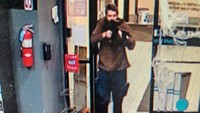 Pria itu mengenakan atasan berwarna coklat, celana biru dan sepatu coklat saat melakukan penembakan di arena bowling serta restoran dan bar di kota Lewiston, Maine, Amerika Serikat, Rabu (25/10/2023) waktu setempat. Androscoggin County Sheriffs Office/Handout via Reuters.  