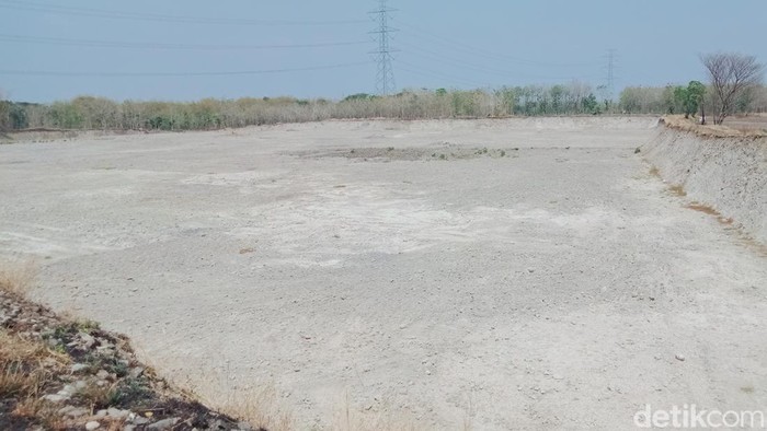 Bekas lahan tambang uruk Tol Jogja-Solo di Desa Kaligawe, Kecamatan Pedan, Klaten, Kamis (26/10/2023).