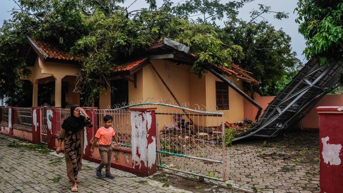 Kondisi rumah yang rusak akibat tertimpa pohon di kompleks Karang Indah, Pandeglang, Banten, Kamis (26/10/2023). Angin kencang disertai hujan deras yang terjadi di kawasan tersebut mengakibatkan belasan rumah serta gedung perkantoran mengalami kerusakan dan menyebabkan satu orang warga meninggal dunia akibat tertimpa pohon. ANTARA FOTO/Muhammad Bagus Khoirunas/tom.