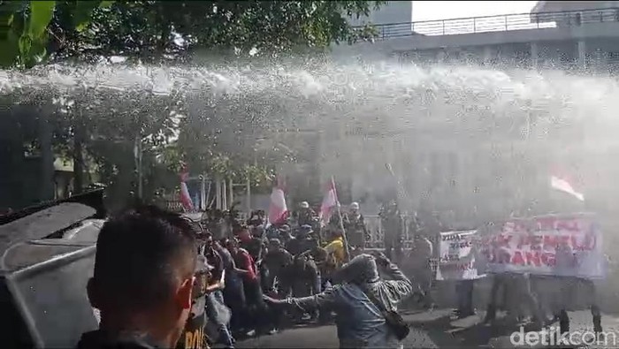 Bentrok Dua Kelompok Massa Warnai Simulasi Pengamanan Pemilu di Bandung
