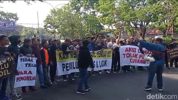 Bentrok Dua Kelompok Massa Warnai Simulasi Pengamanan Pemilu di Bandung