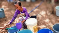 Warga Desa Purnama, Kecamatan Tegalampel, Bondowoso, untuk mendapatkan air bersih harus mengantri terlebih dahulu.