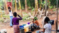 Warga pun harus mengantri sela 3 sampai 4 jam untuk mendapatkan giliran. Sebab debit air dari sumber yang mengalir kecil.
