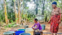 Sumber air bersih yang di peroleh warga  berada di desa tetangga. Yakni di desa Gubrih dengan jarak sekitar 10 kilometer melewati 2 desa dan 6 dusun.