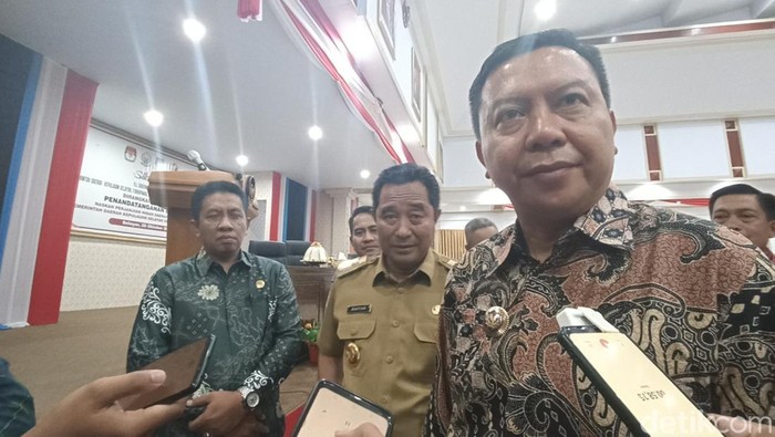 Bupati Kepulauan Selayar Muh Basli Ali (kanan), Pj Gubernur Sulsel Bahtiar Baharuddin (tengah).