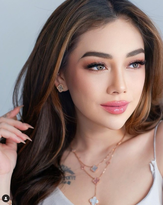 Perubahan penampilan Celine itu membuat banyak yang menduga jika dirinya mungkin sudah melakukan filler bibir. Dengan bibir yang lebih tebal Celine pun jadi terlihat semakin seksi. Foto: Instagram/@celine_evangelista