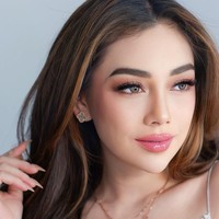 Perubahan penampilan Celine itu membuat banyak yang menduga jika dirinya mungkin sudah melakukan filler bibir. Dengan bibir yang lebih tebal Celine pun jadi terlihat semakin seksi. Foto: Instagram/@celine_evangelista