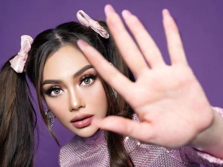 Ini Celine Evangelista, Si Cantik yang Suka Nongkrong di Kafe