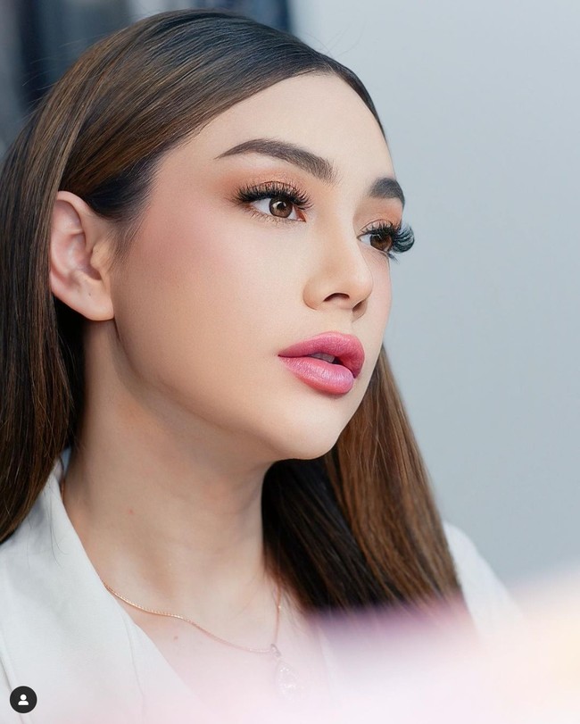 Foto-foto terbarunya itu diunggah Celine ke akun Instagram pribadinya. Namun terlihat di sebagian besar foto-foto unggahan terbaru tersebut Celine tampak menonaktifkan kolom komentar. Foto: Instagram/@celine_evangelista