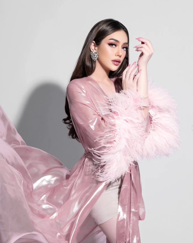 Hal lain yang juga tak kalah mencuri atensi ialah tubuh langsing Celine. Meski diketahui sudah memiliki 4 orang anak namun Celine masih memiliki body goals idaman banyak wanita. Foto: Instagram/@celine_evangelista