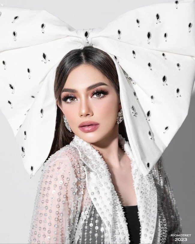 Celine sendiri tak menjelaskan apakah dirinya memang telah melakukan filler bibir atau tidak. Mungkin saja bibir tebalnya itu diperoleh Celine dari teknik makeup fuller lips. Foto: Instagram/@celine_evangelista